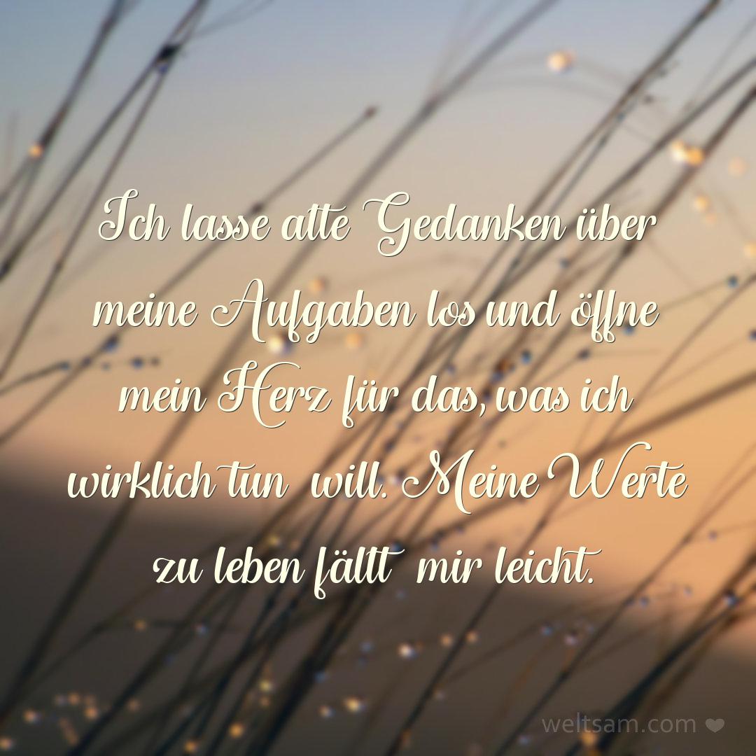 Ich lasse alte Gedanken über meine Aufgaben los und öffne mein Herz für das, was ich wirklich tun will. Meine Werte zu leben fällt mir leicht.