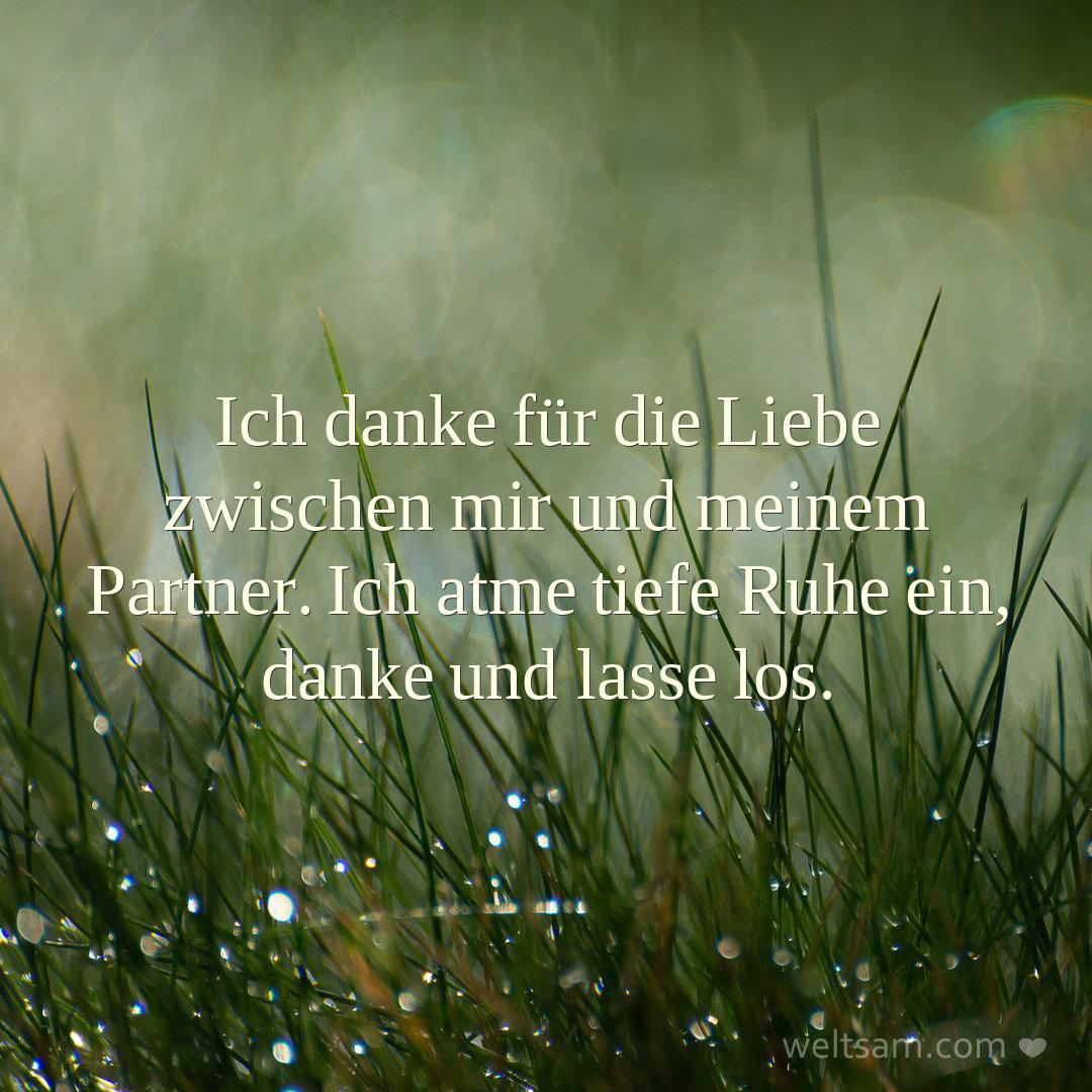 Ich danke für die Liebe zwischen mir und meinem Partner. Ich atme tiefe Ruhe ein, danke und lasse los.